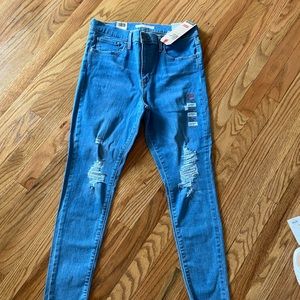 NWT Levi’s skinny distressed jeans